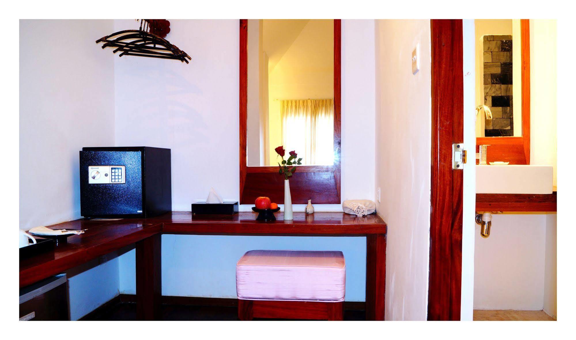 Oasis Hotel Nyaung-U ภายนอก รูปภาพ